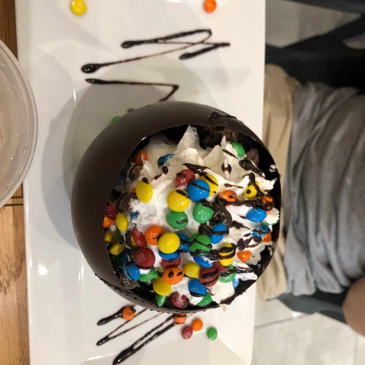 Bola de helado de oreo con topping de M&M en crust de chocolate