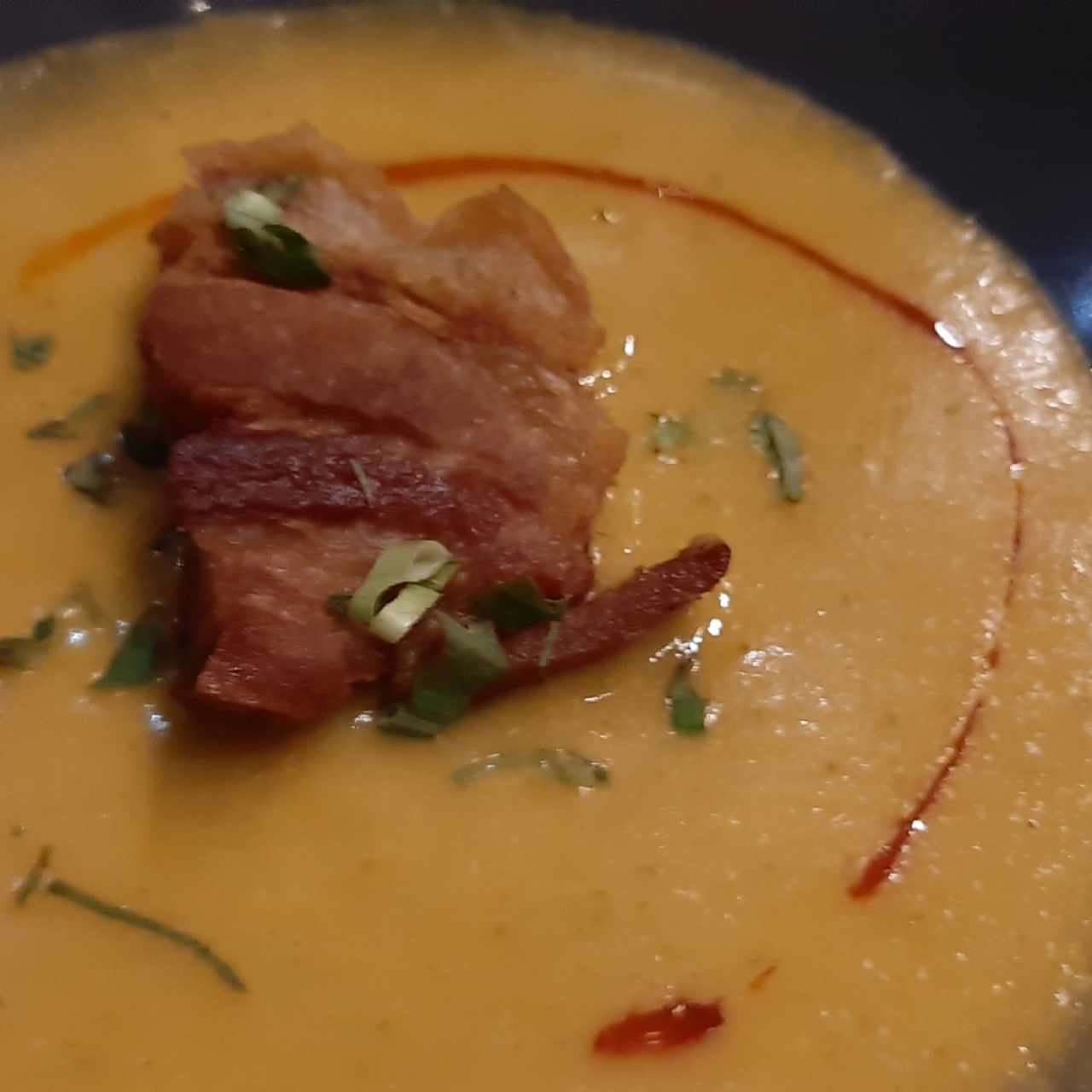 sopa de maíz con crocante de cerdo