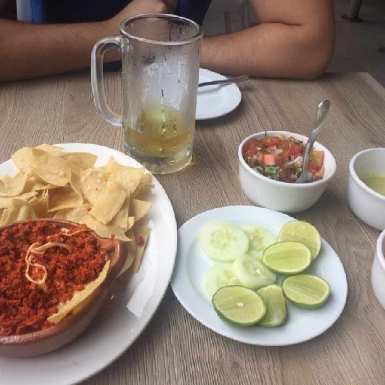 queso fundido con chorizo