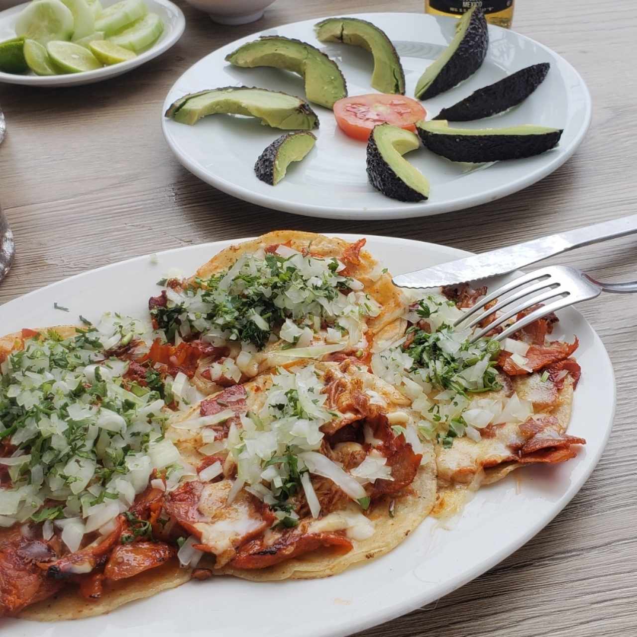 tacos al pastor y orden extra de aguacate