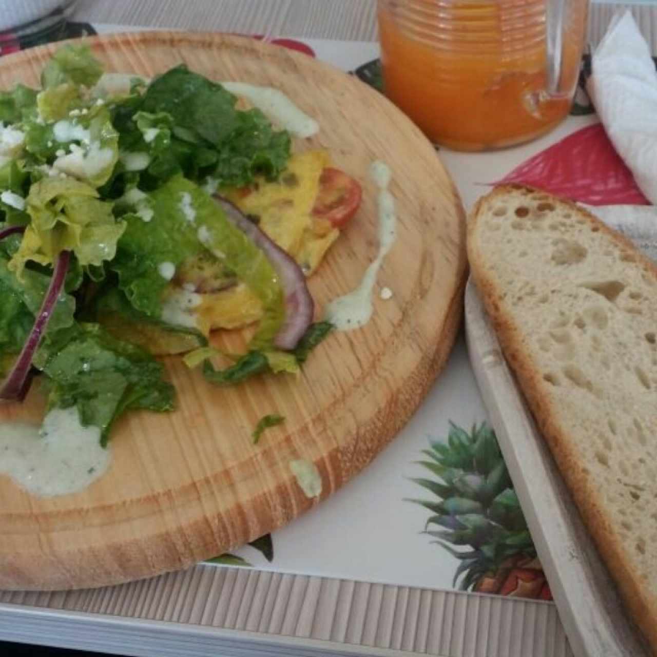 Griegos en la Casa: Omelette de vegetales con zatsiki y ensalada con arúgula