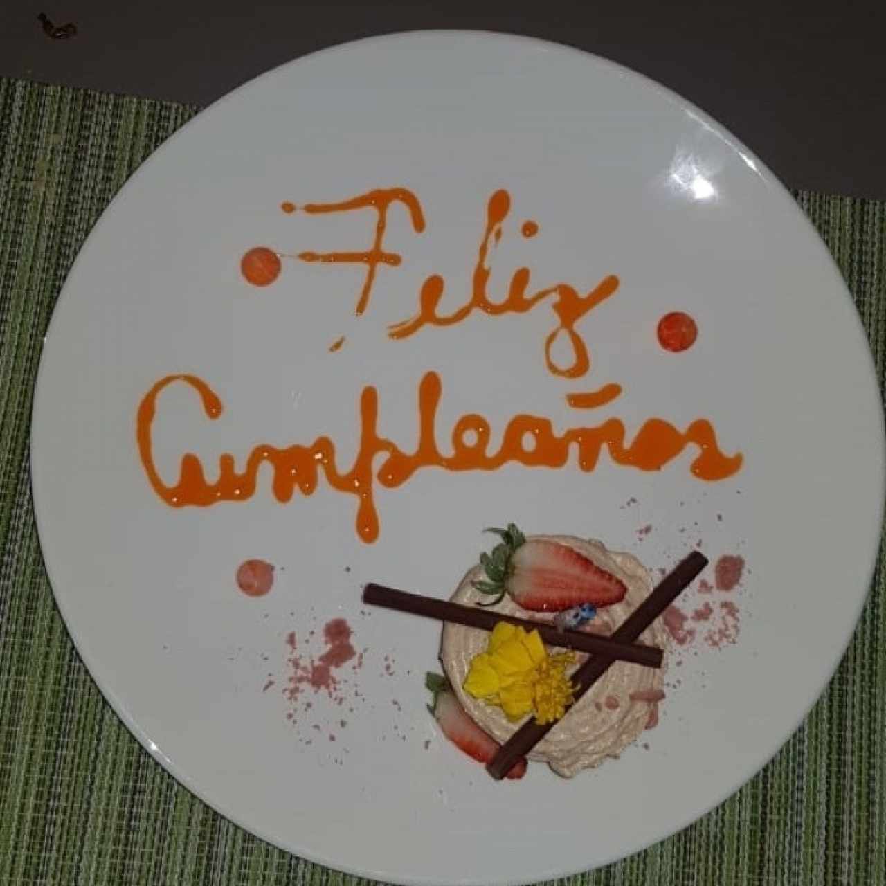 Pastel de Manzana con plato decorado de cumpleaños