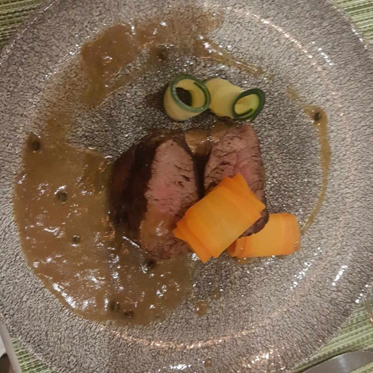 FILETE DE RES acompañado de salsa de foi gras y mousse de papa, puerros y portobello.