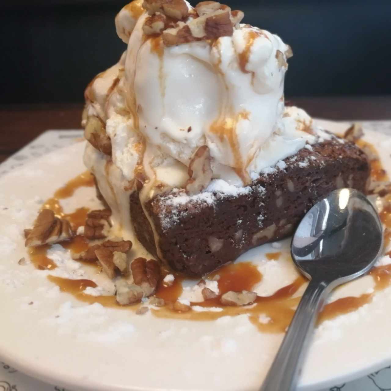 Brownie con nueces, caramelo, pecanas y helado de vainilla.