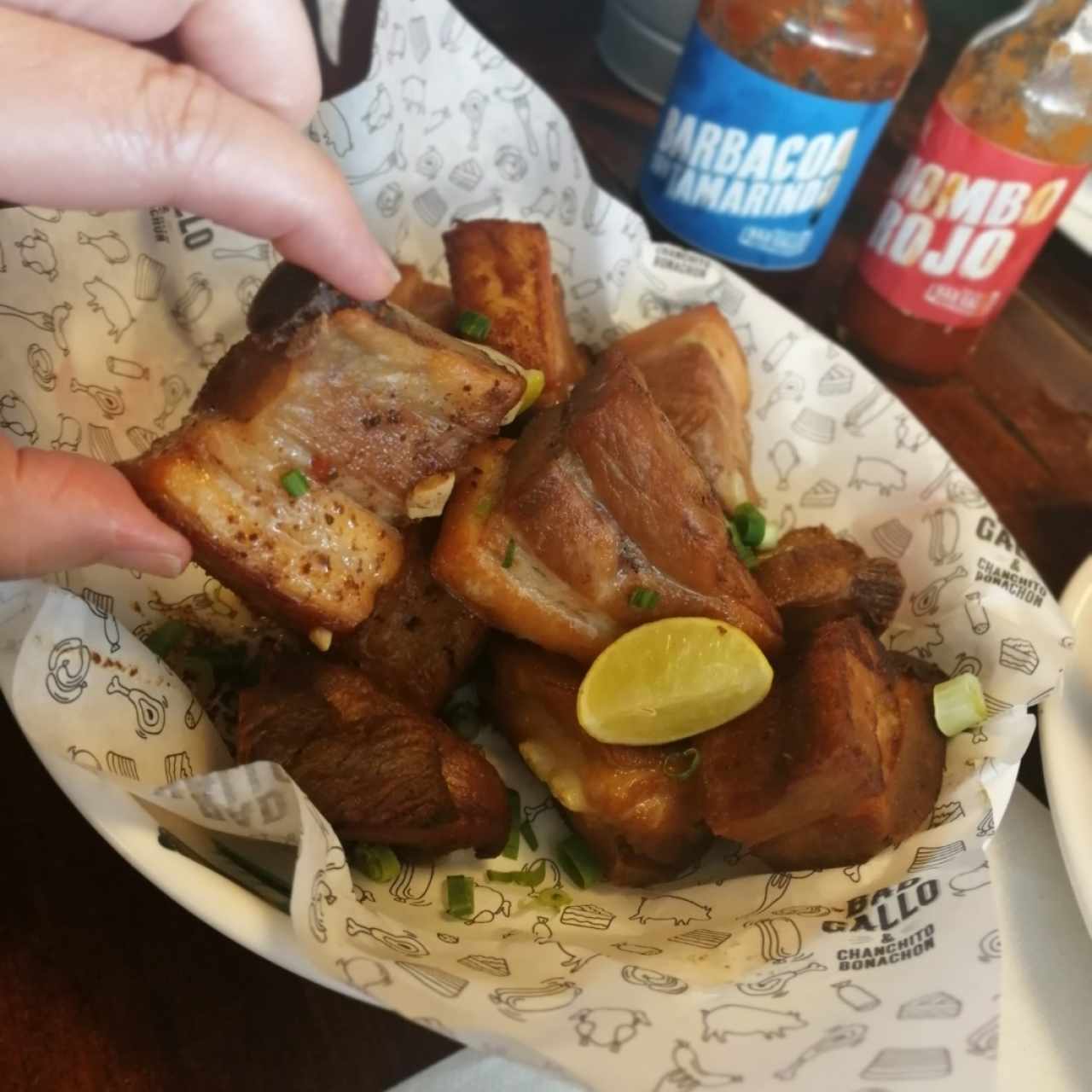 Costillita de cerdo, al fondo salsa casera de barbacoa con tamarindo y chombo rojo (ají picante)