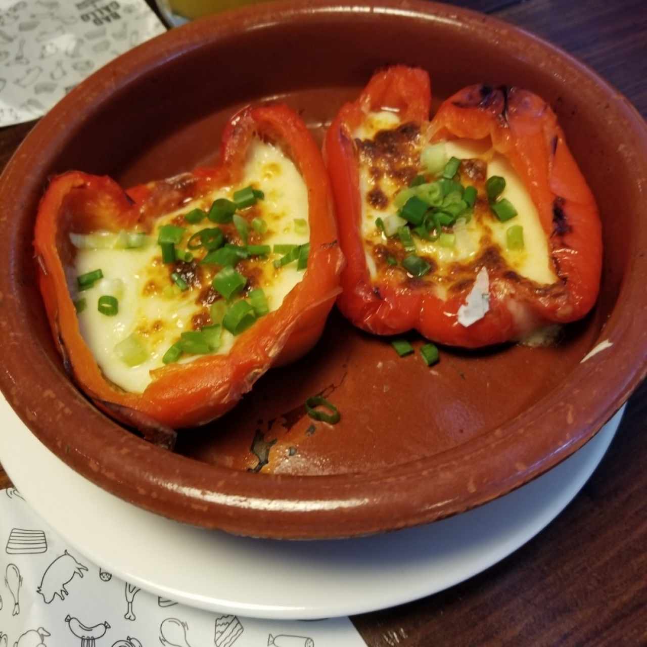 Pimiento morrón con queso y cebollín