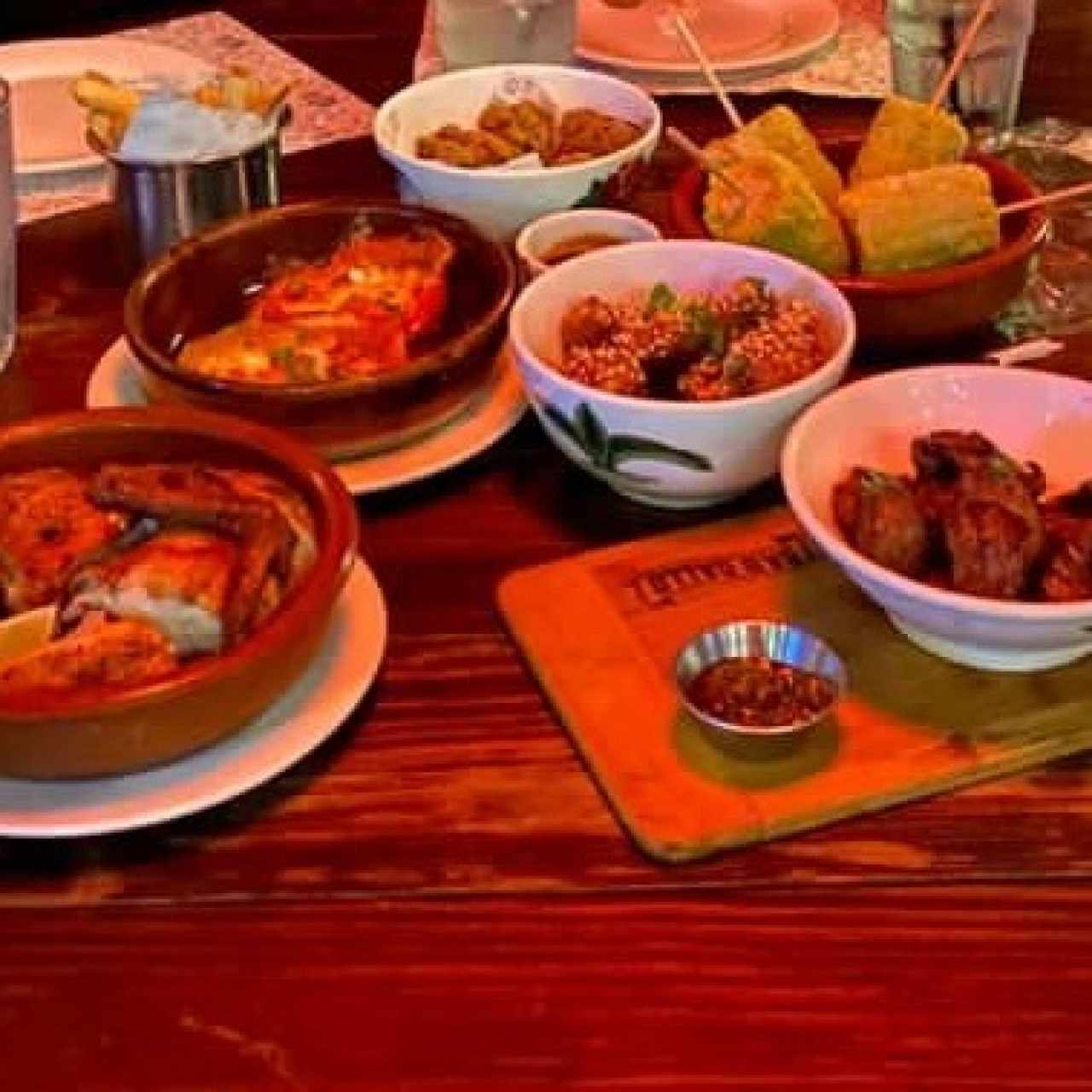 Vaca Solitaria, Mazorcas, Pimientos, Pollo Horneado, Alitas con sesamo y maní, Fries.