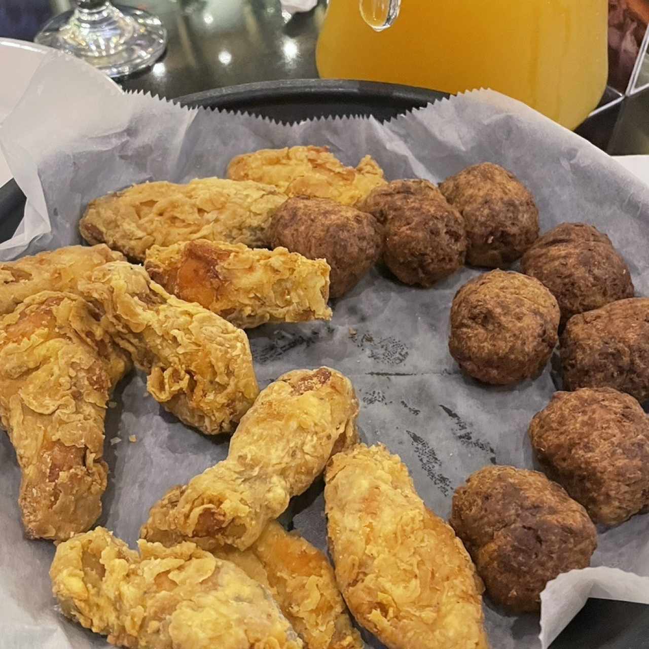 Alitas y bolas de carne