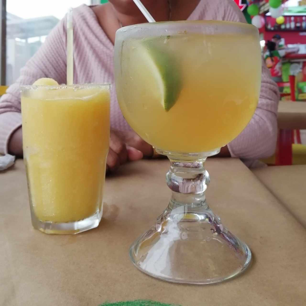 Margarita de maracuyá y copa de limonada