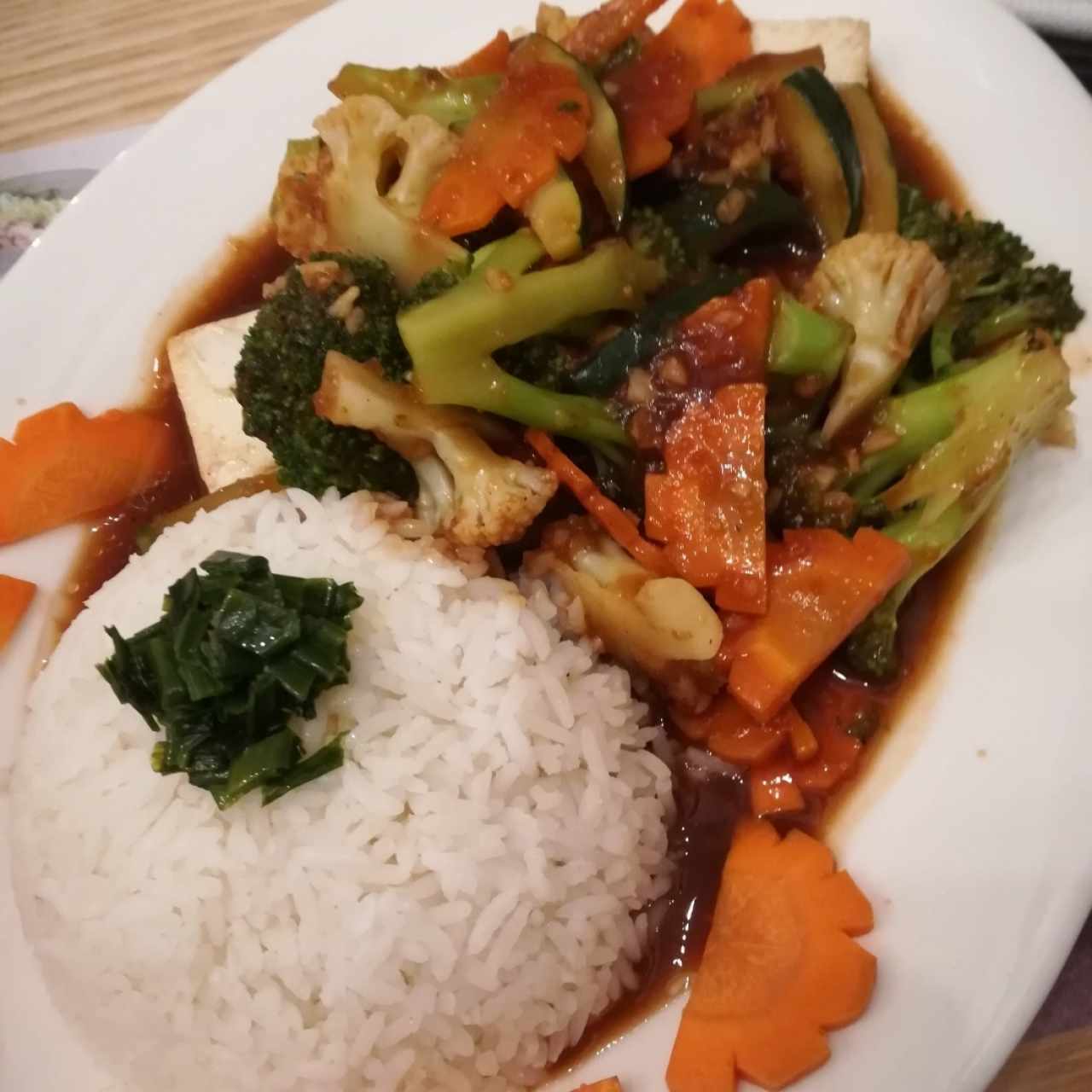Tofu en salsa de vegetales con arroz blanco