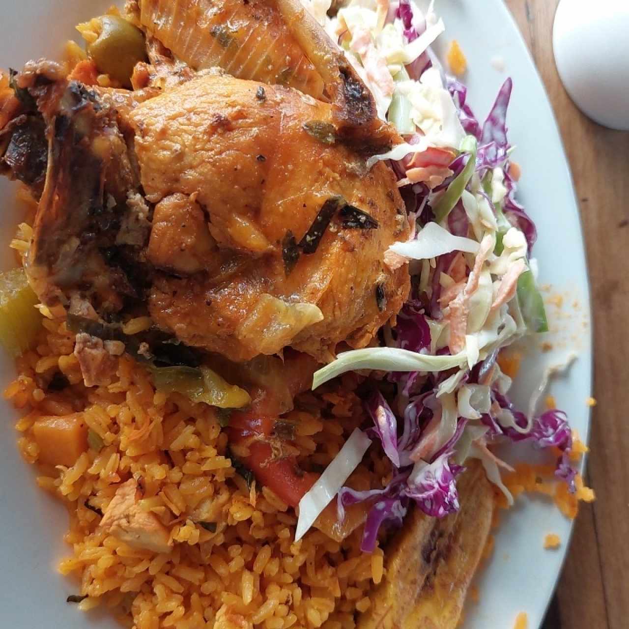 arroz con pollo y ensalada