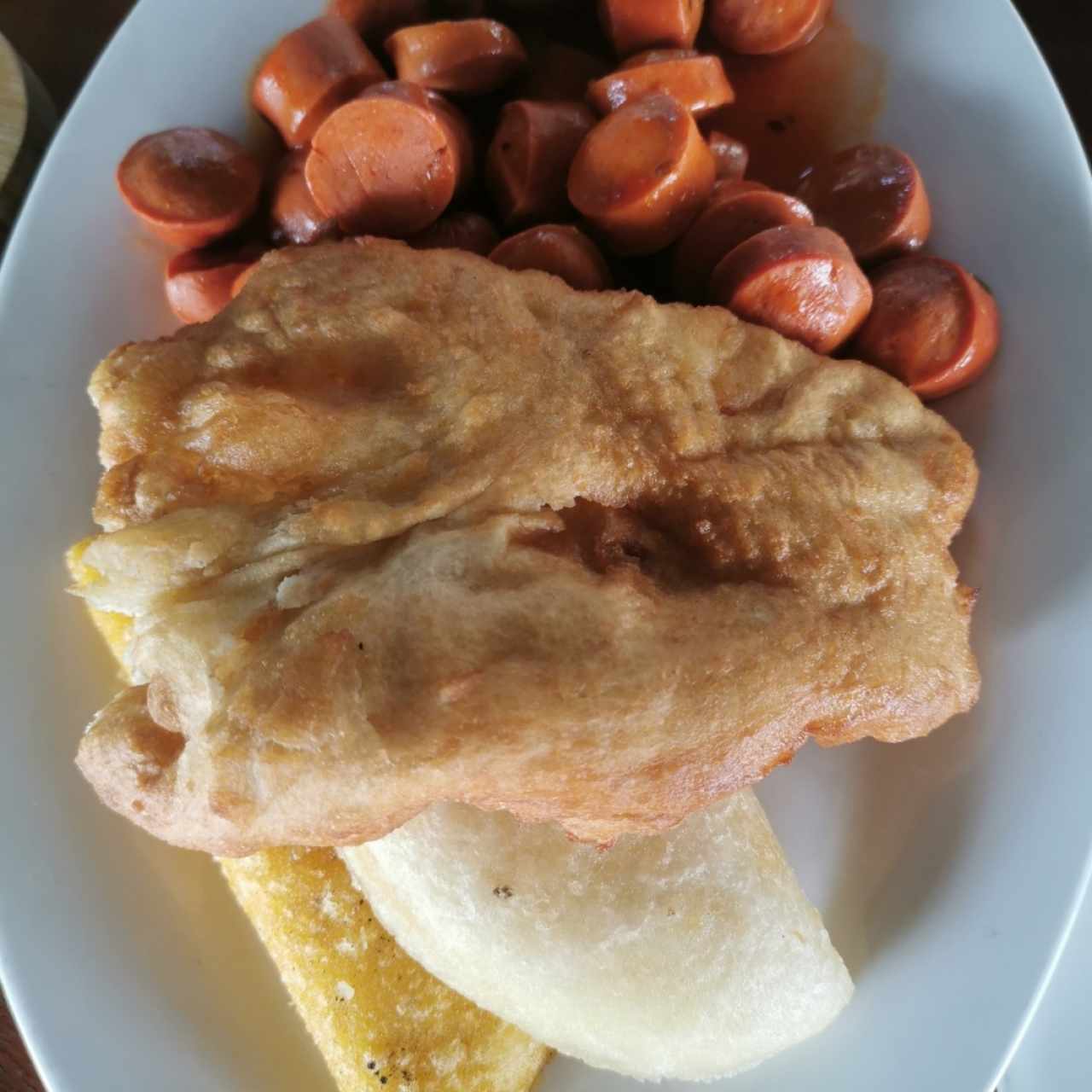 Salchicha guisada con hojaldra, empanada de carne y pollo