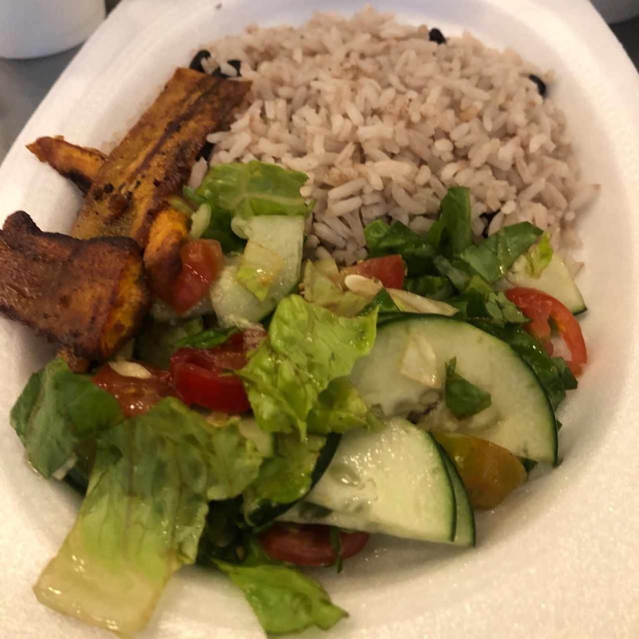 acompañamiento de arroz con coci y guandu, rnsalada verde y tajadas