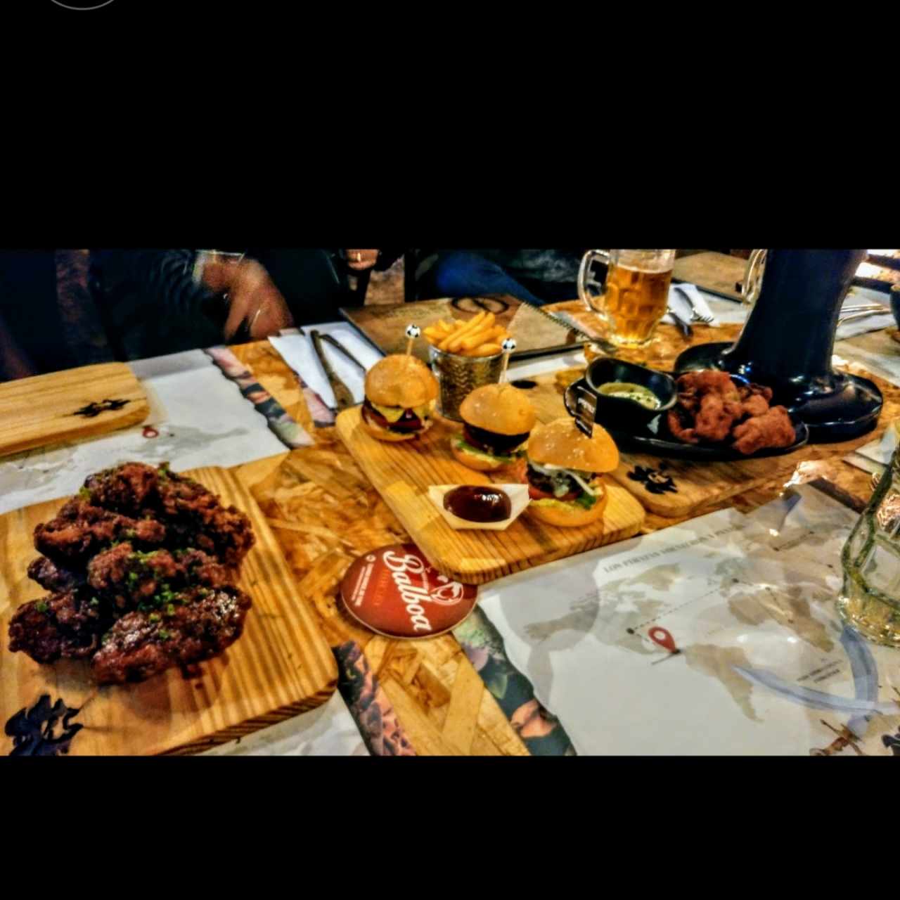 alitas en salsa jerk, mini hamburguesas y deditos de pescado