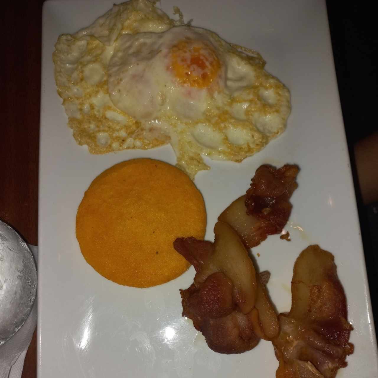 Huevo, tocino y tortilla