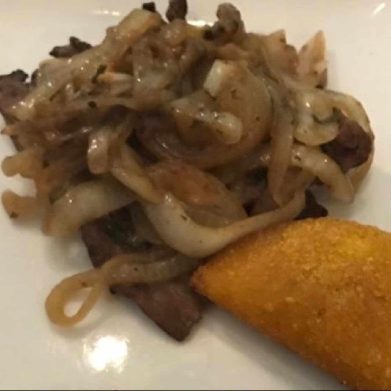 Bistec Encebollado y Empanada de Ropa Vieja