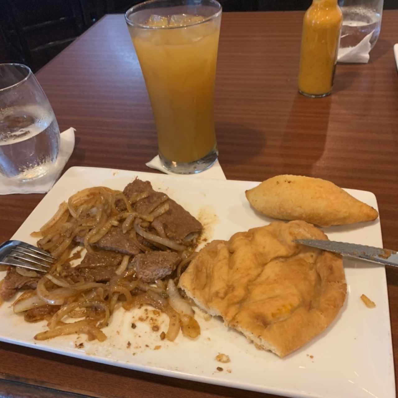 Bistec Encebollado con Hojaldre y Carimañola