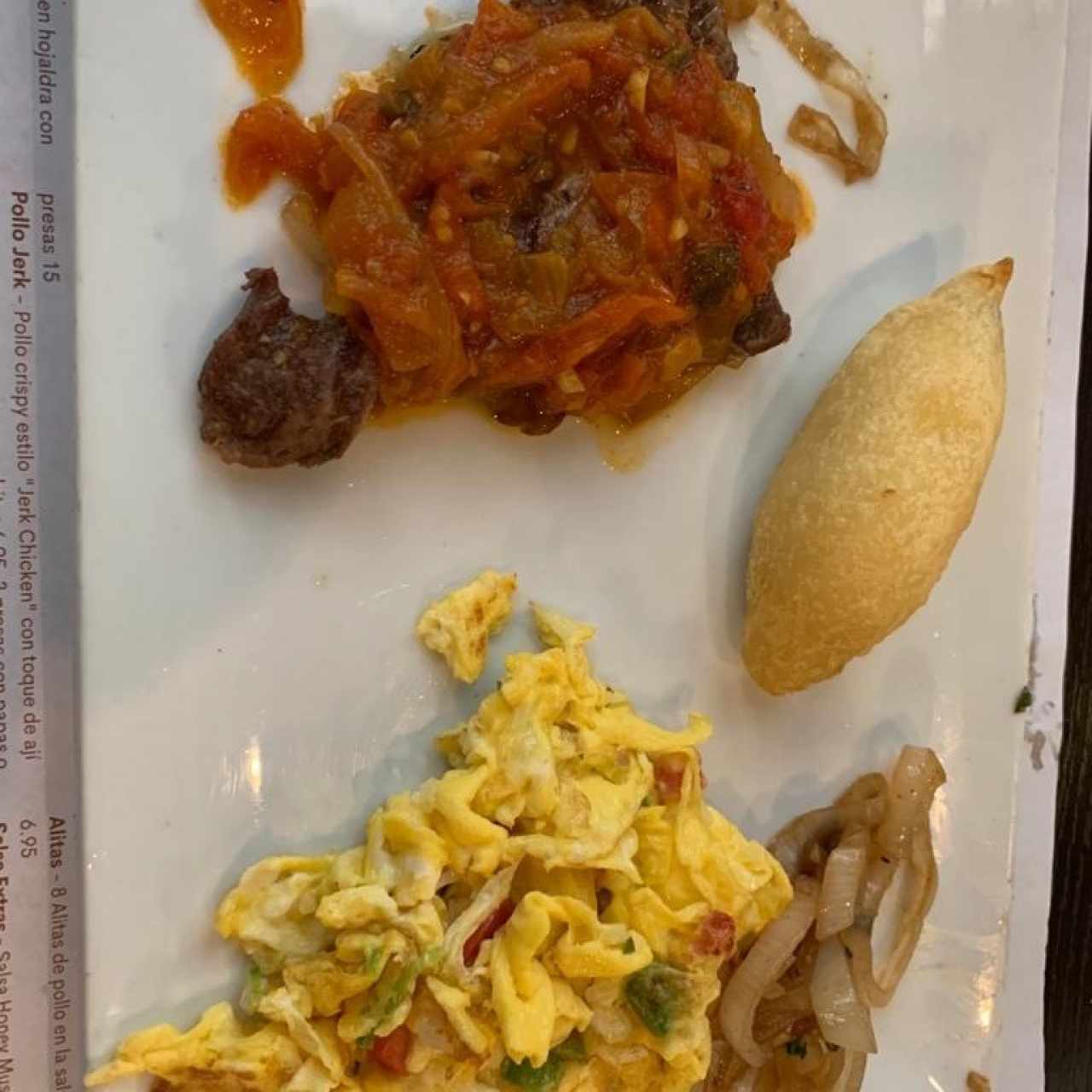 Desayuno Vía Argentina (Huevos Revueltos con Vegetales, 1/2 Bistec con Salsa Criolla y Carimañola)
