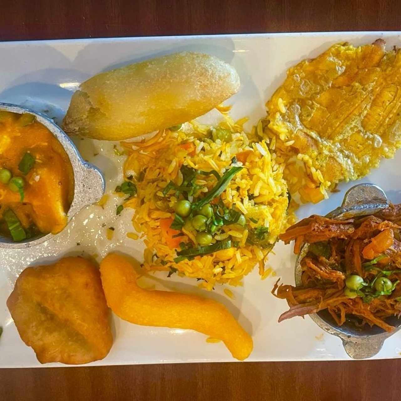 FIESTA PANAMEÑA ("De todo un poco":   comenzando con un sancocho, seguido por un plato con ropa vieja, arroz con pollo, tamal de olla, yuca frita, carimañola, patacón, almoiábano y chicharrón) 