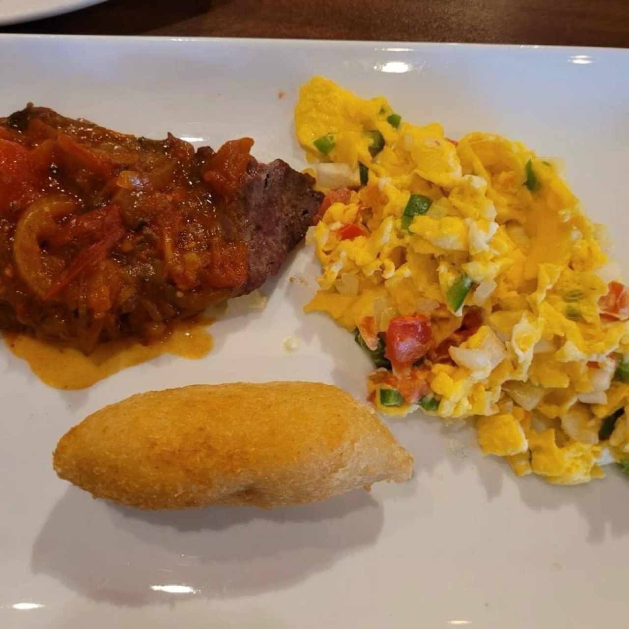 Huevos Revueltos con Bistec en Salsa Criolla y con Carimañola