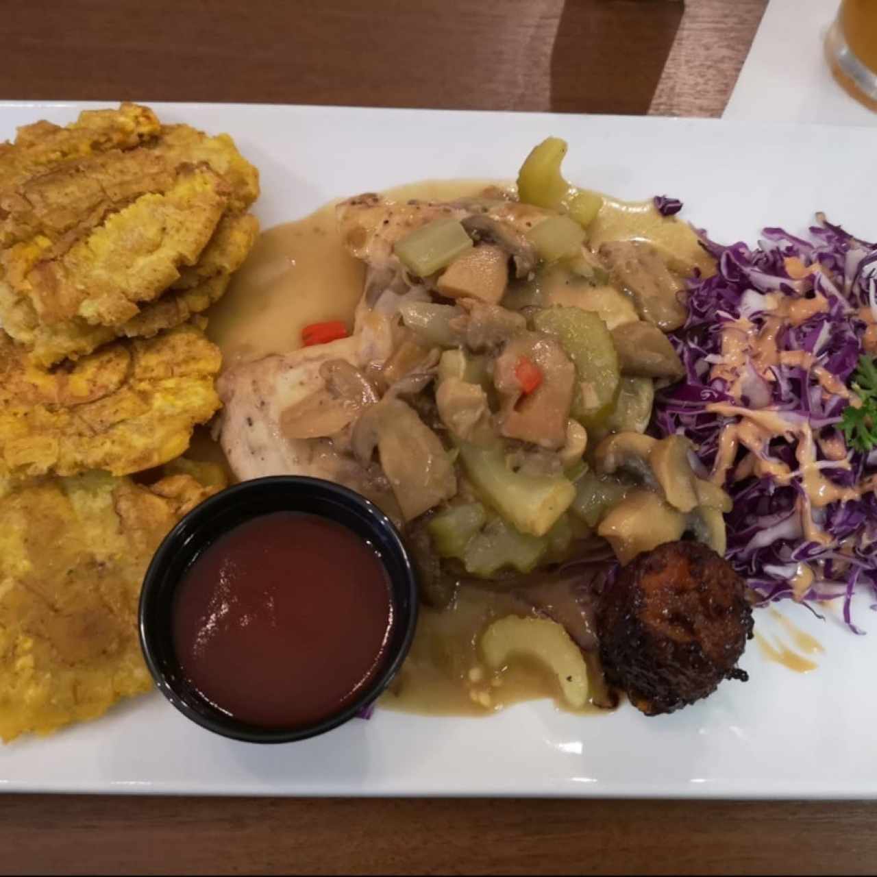 Pollo en salsa de hongos y vegetales, ensalada y Patacones