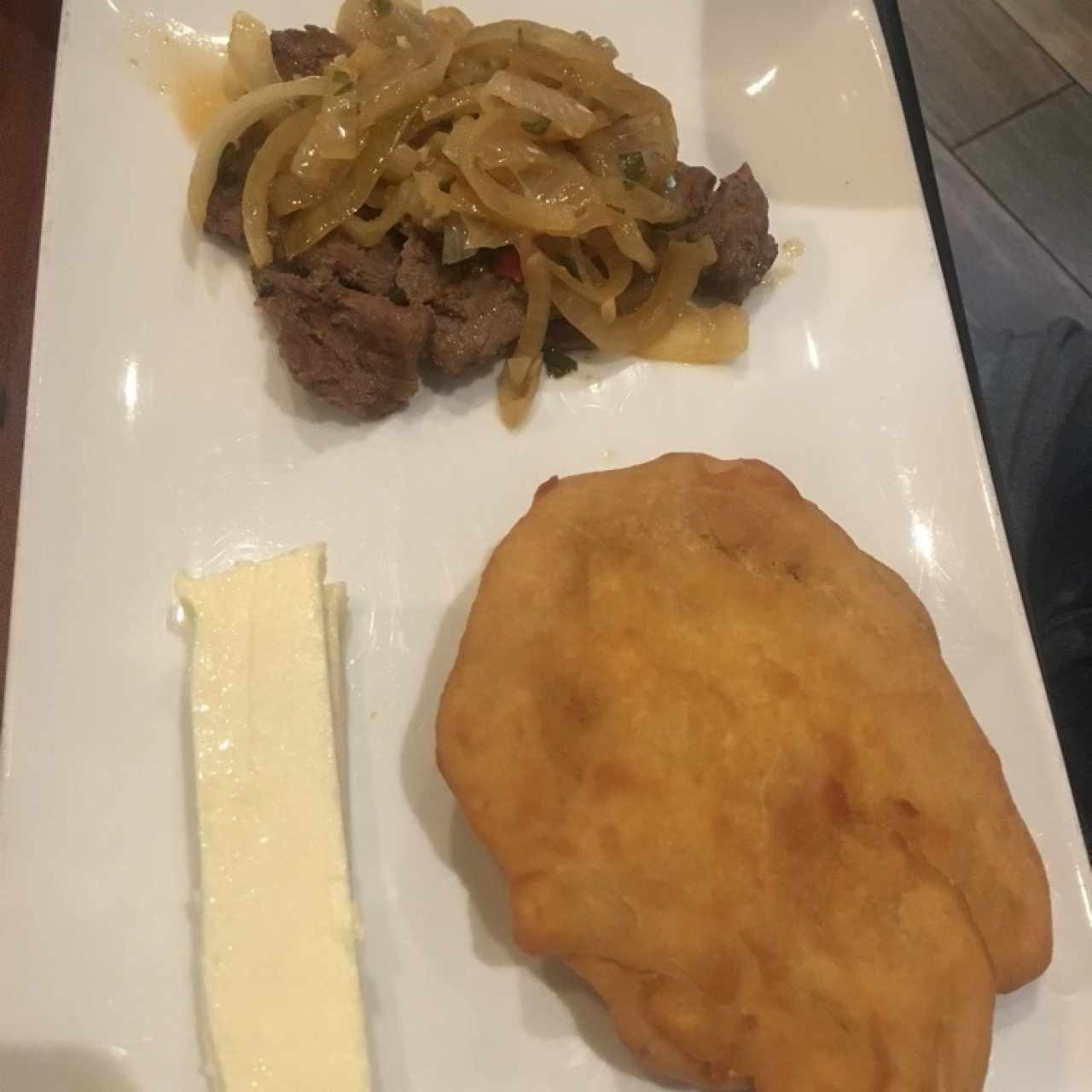 Bistec encebollado con hojaldre y queso blanco