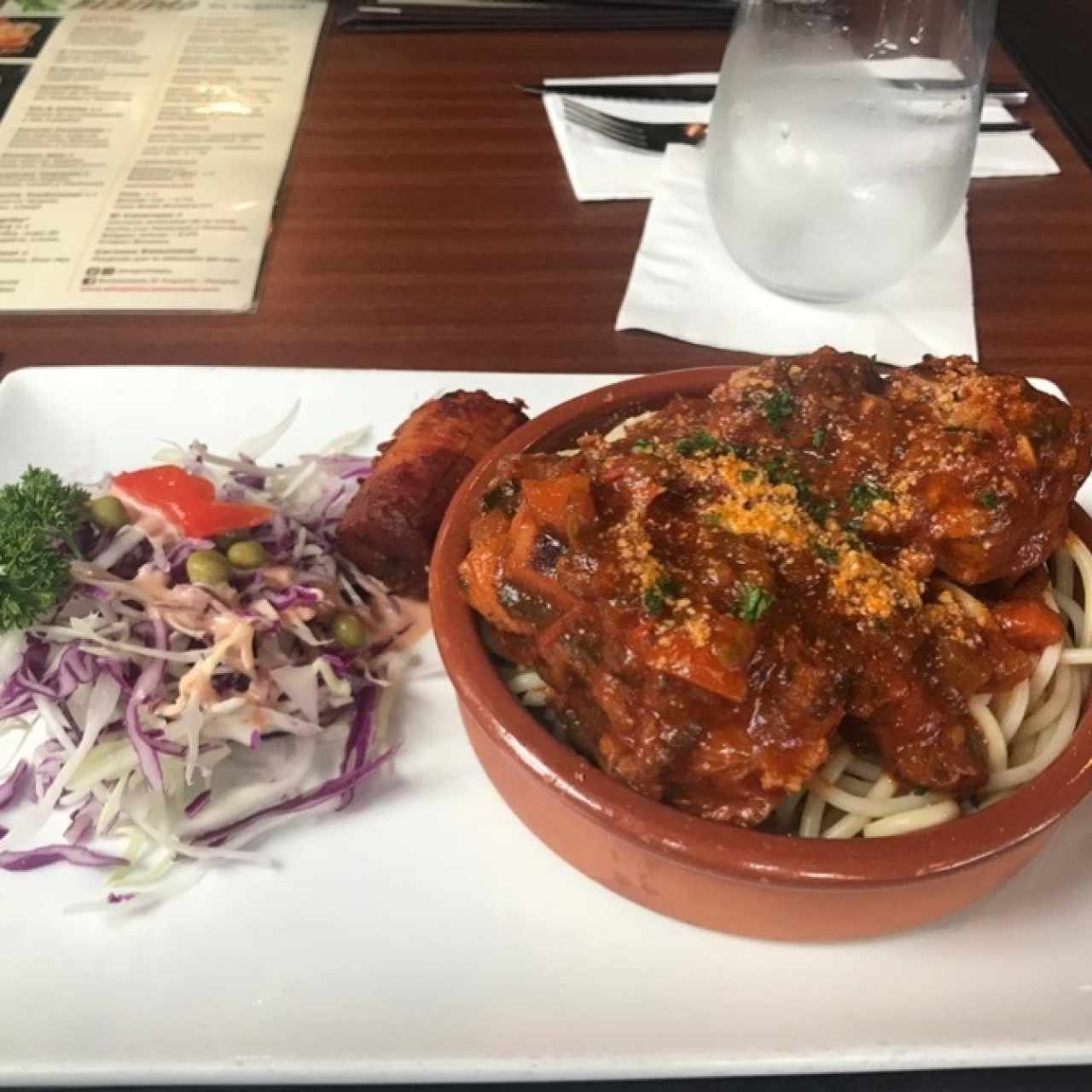 Spaguetti con gallina guisada. Como me gusta con bastante salsa. Excelente