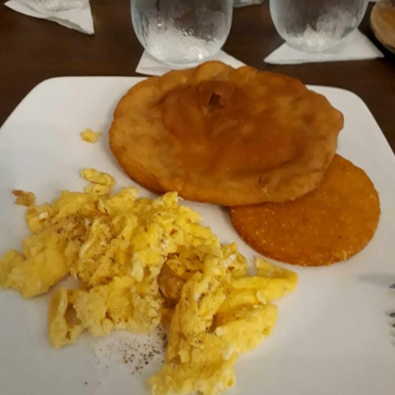 hojaldres con huevos revueltos