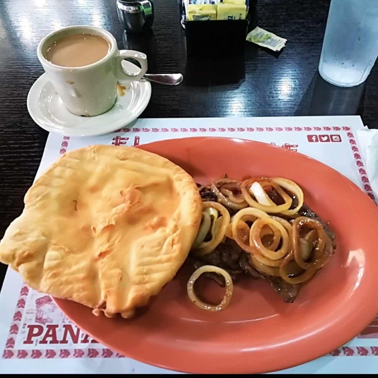 Hígado encebollado con hojaldre