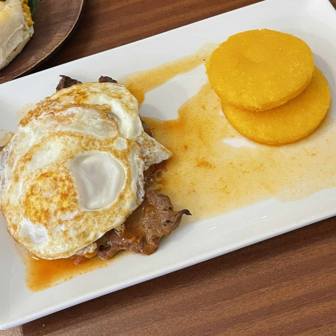 Bistec Encebollado a Caballo