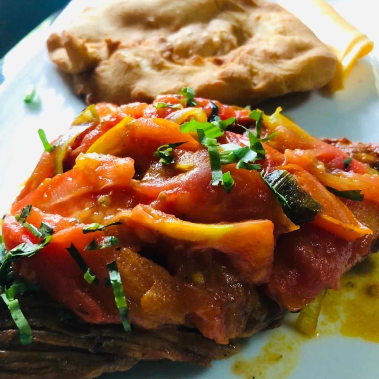 bistec entomatado con hojaldre