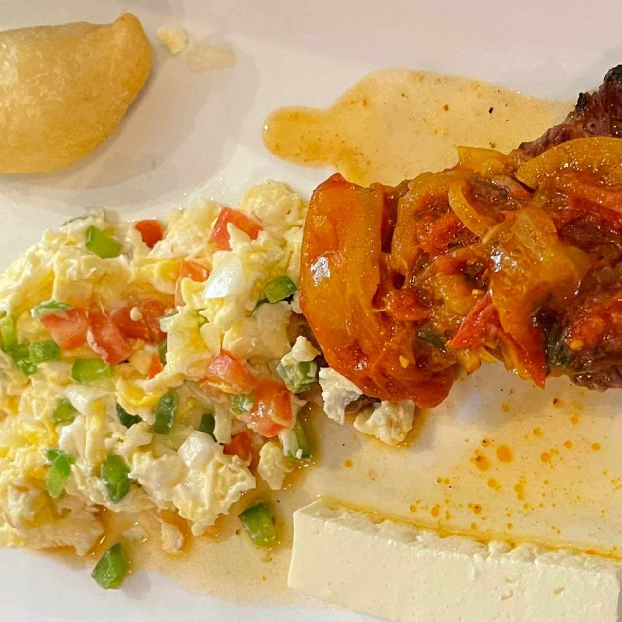 Huevo revuelto con bistec en salsa