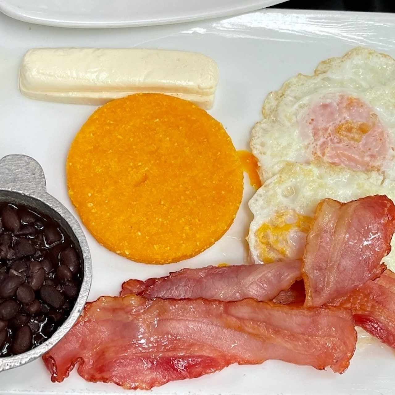 Tocino tortilla y frijoles 