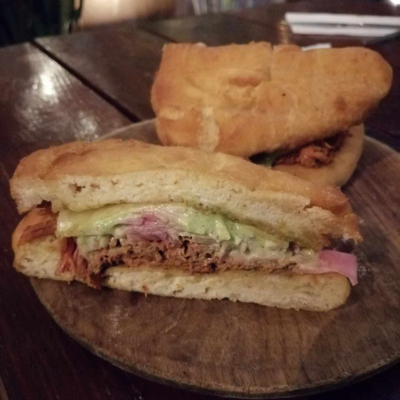 Emparedado de ropa vieja en hojaldre