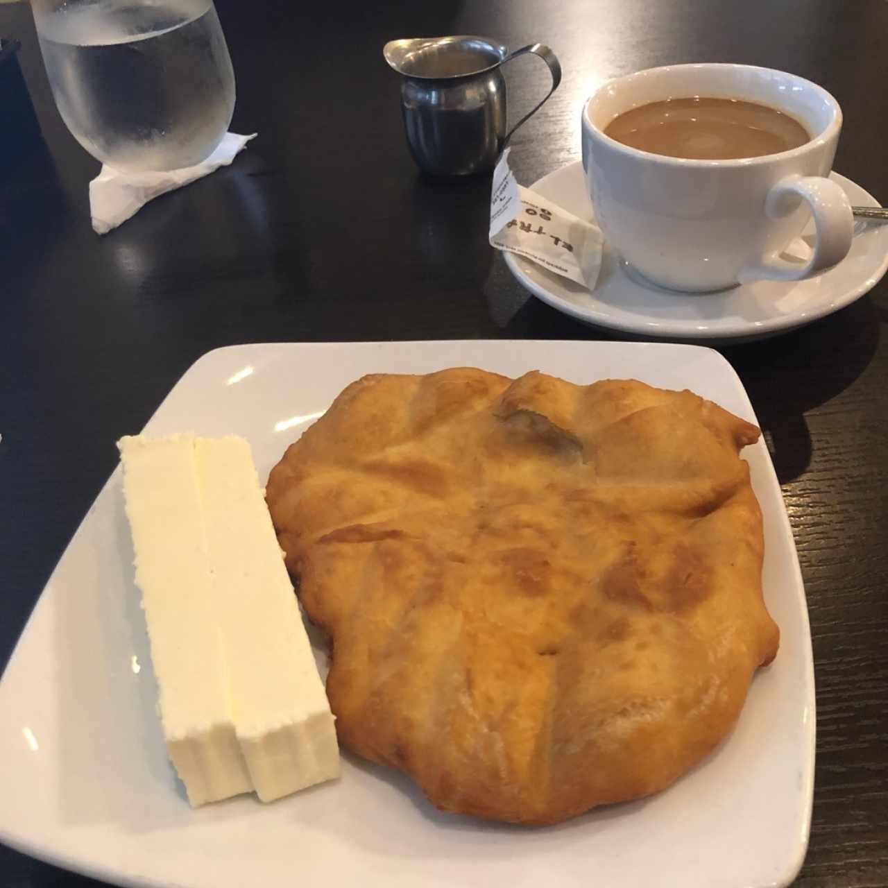 hojaldra con queso del país y café con leche