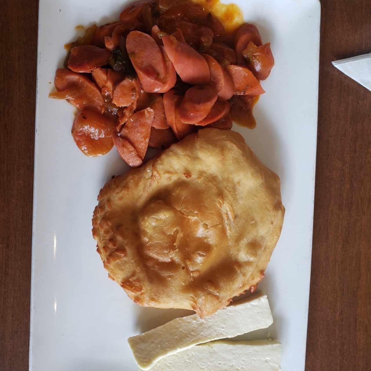 SALCHICHAS GUISADAS CON HOJALDRE Y QUESO BLANCO