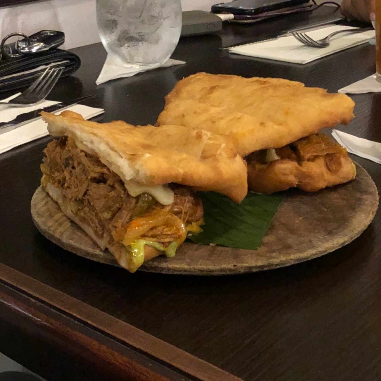 Emparedado de ropa vieja y queso blanco en Hojaldre