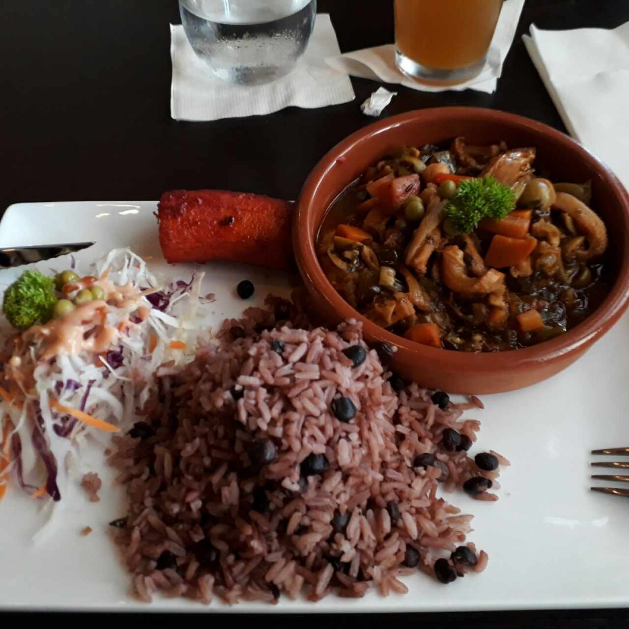 mondongo con arroz con guandú,ensalada de repollo y platano en soda de fresa