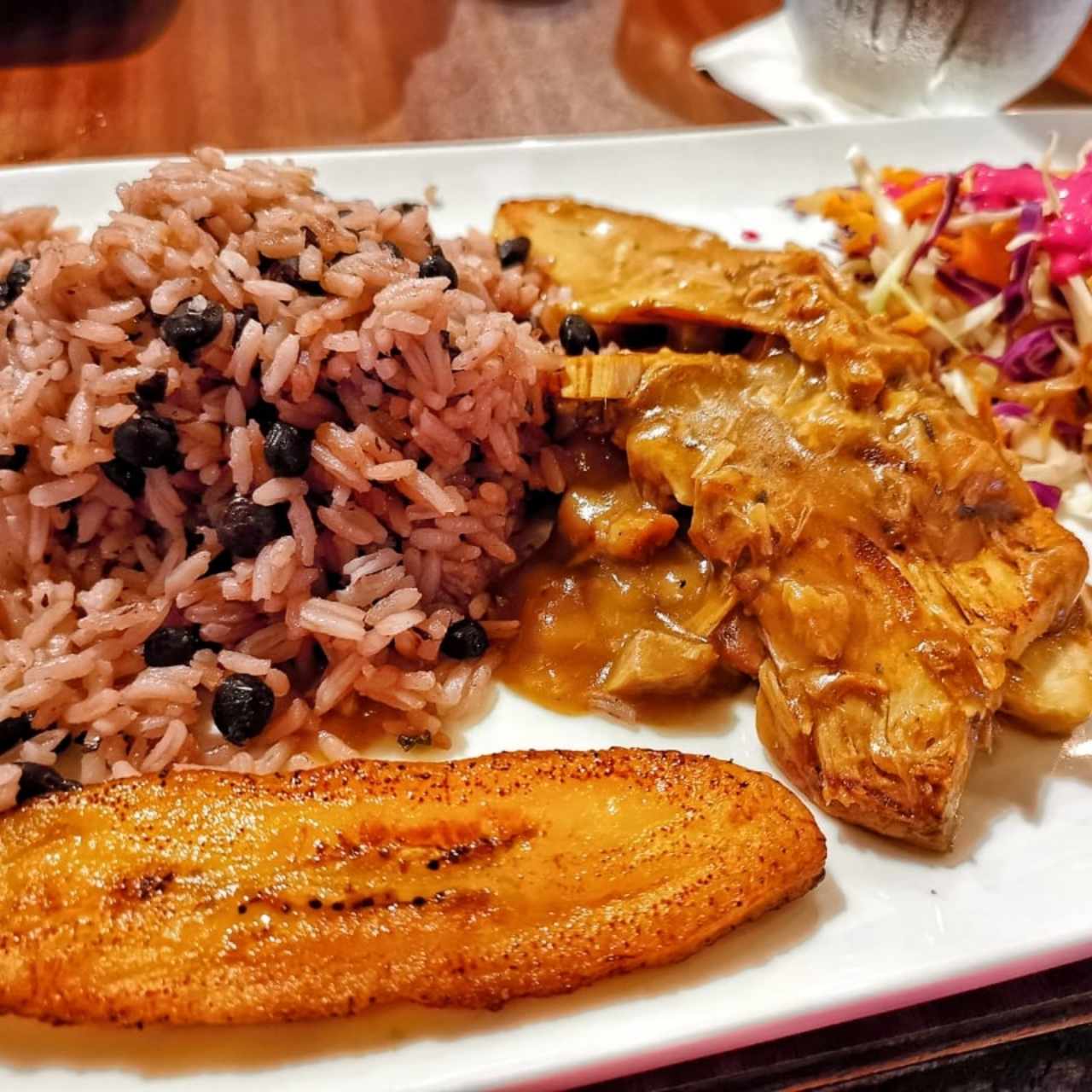 puerco y arroz con guandú y tajadas