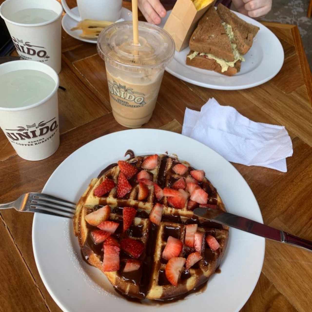 Cafe latte y waffles 