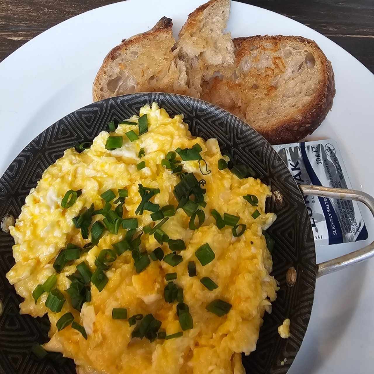 DESAYUNO - CHEESY SCRAMBLED