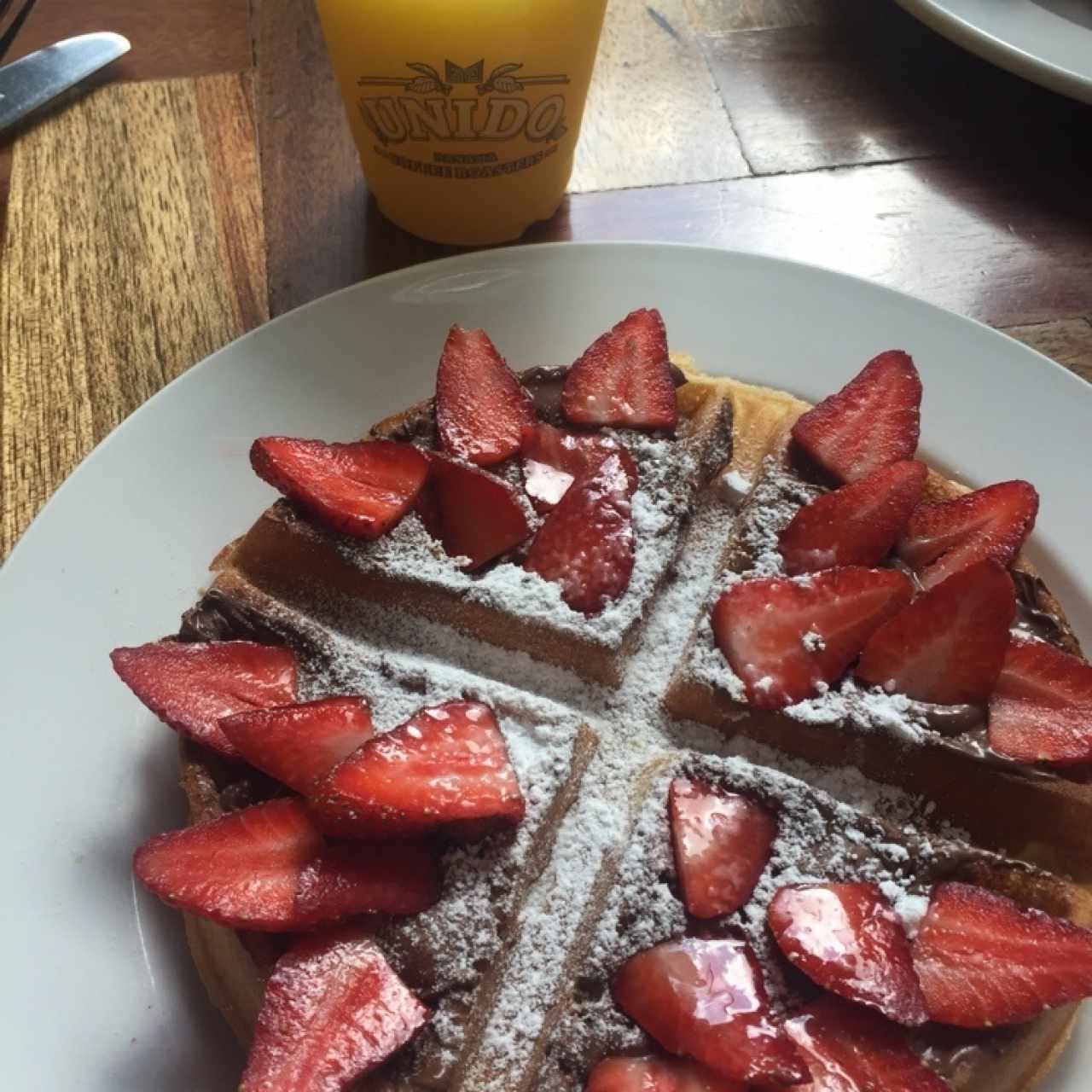 Waffles de fresas con nutella y jugo de naranja natural