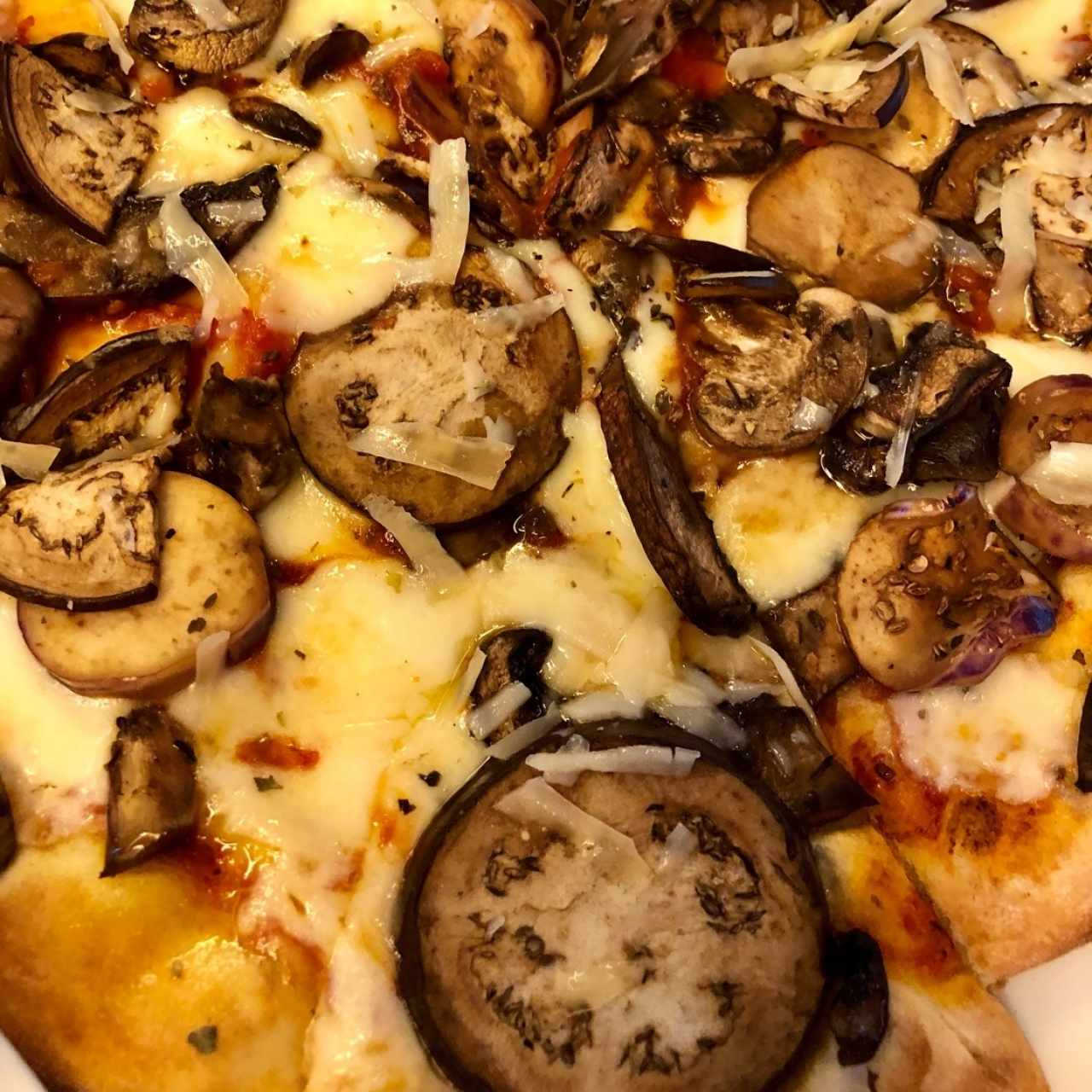 Pizza de hongos con berenjena 