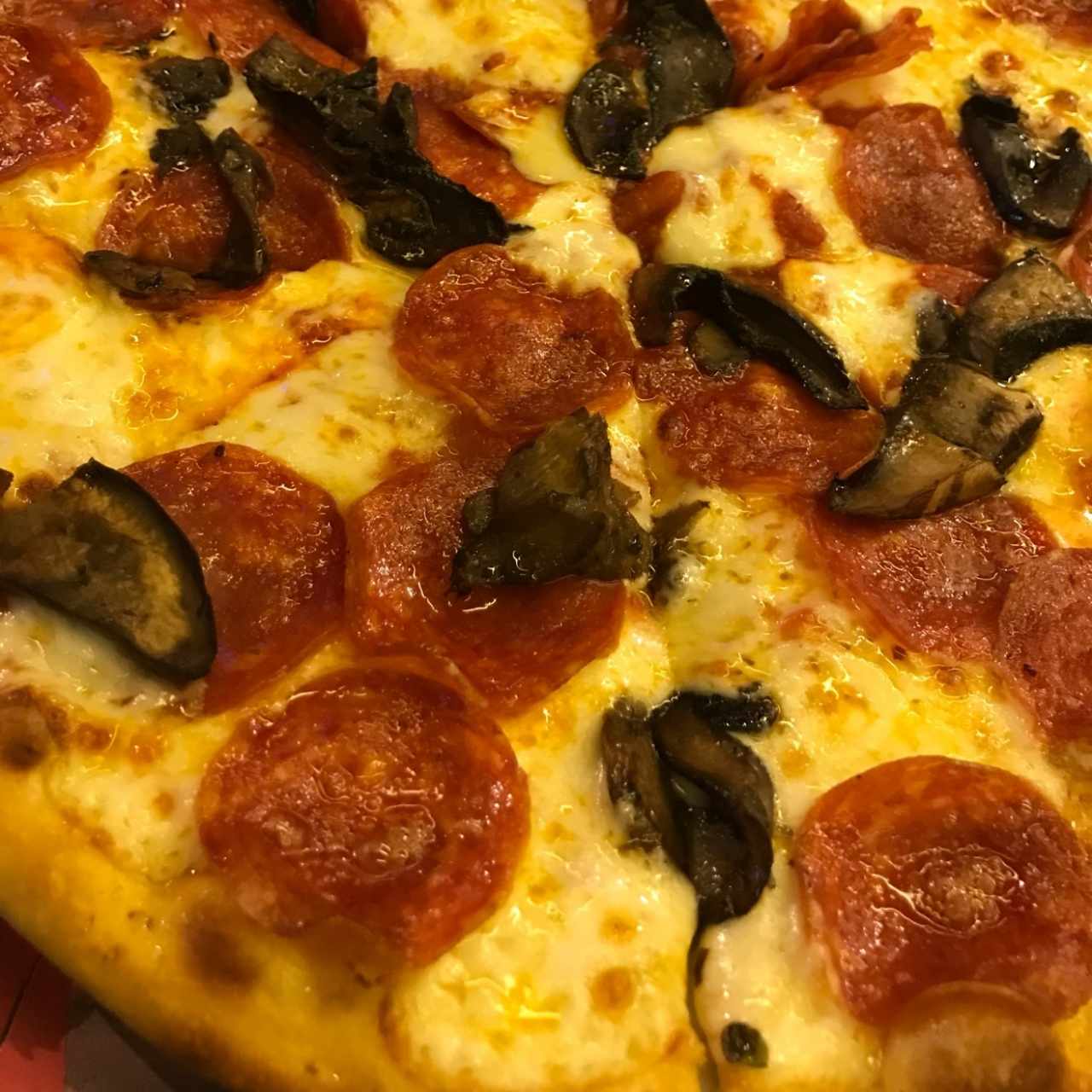 Pizza de pepperoni y portobellos