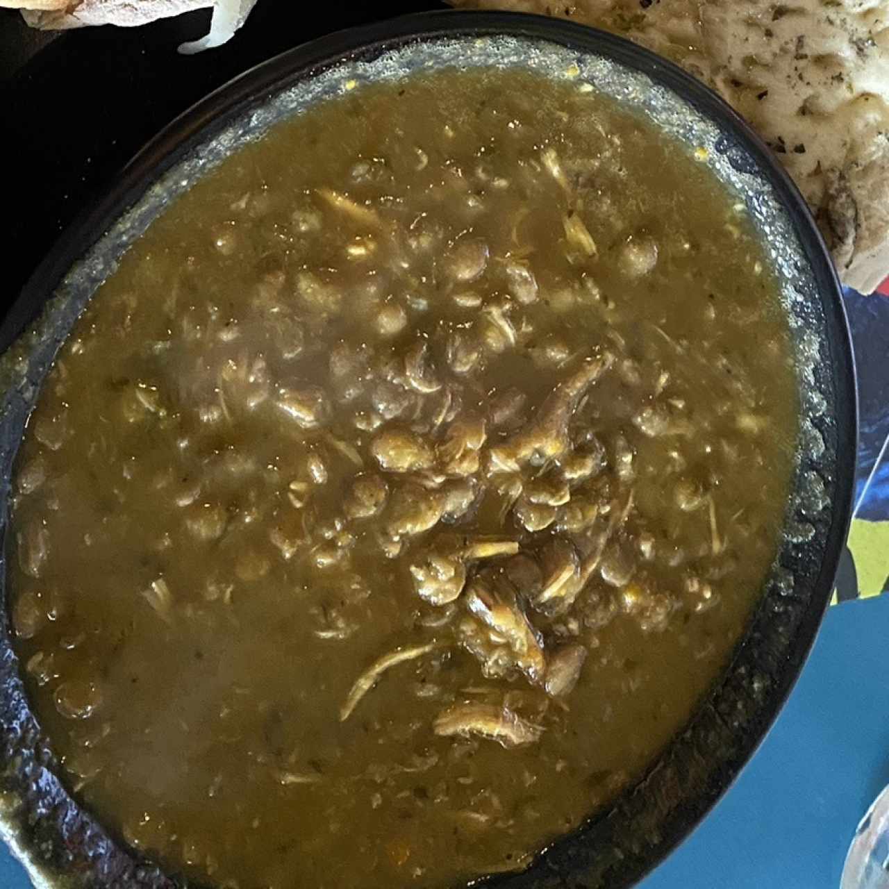 Sopa de lentejas con pollo.