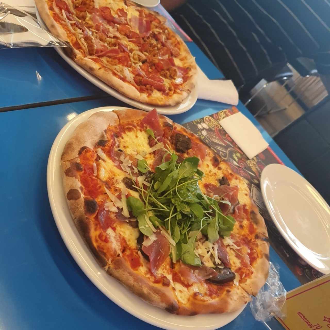 Pizza Portobello y  Jamón Serrano.