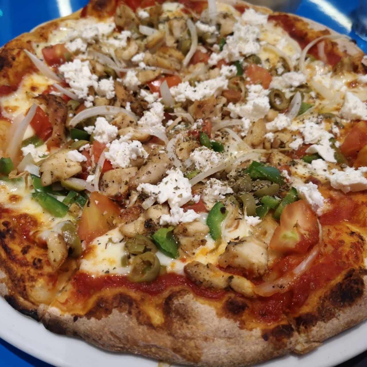 Pizza de Pollo con Aceitunas Cebolla y queso Feta 