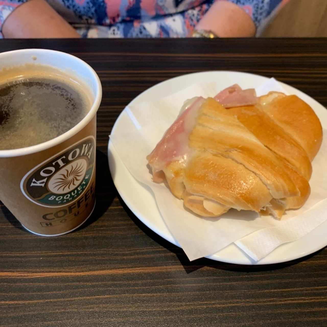 Café Negro y Croissant Jamón/Quedo Mozzarella