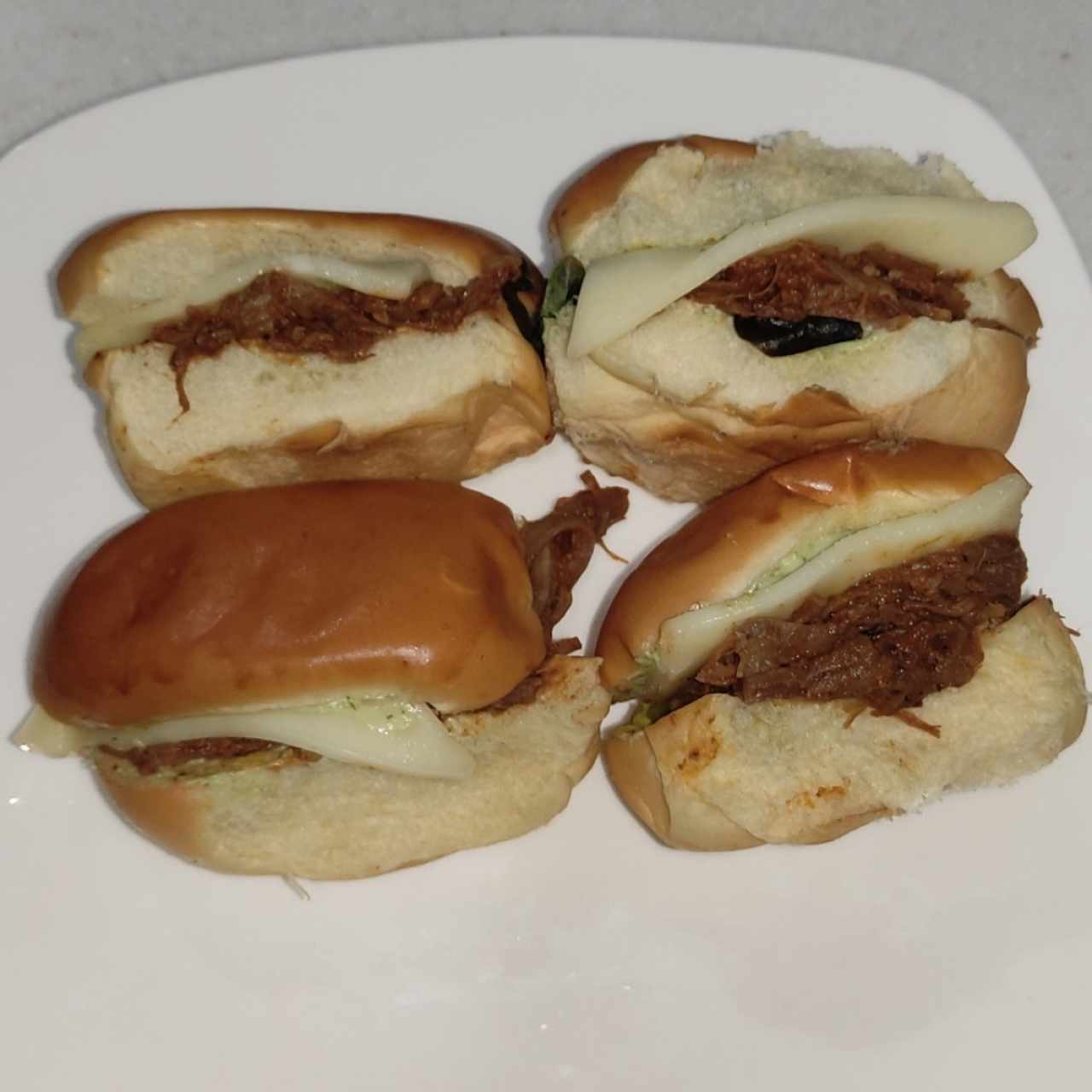 Panecillos con ropa vieja y mayo recao verde