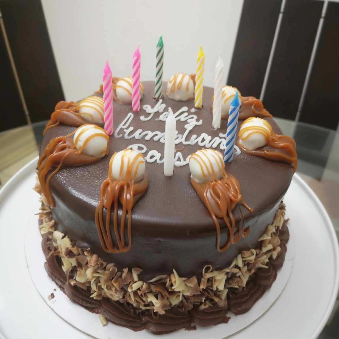 Cake de chocolate de lujo con relleno de manjar y trufas blancas